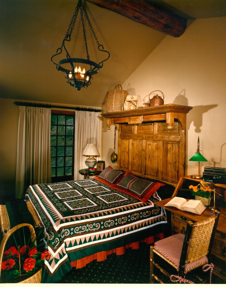 Foto de habitación de invitados rústica grande sin chimenea con paredes beige y moqueta