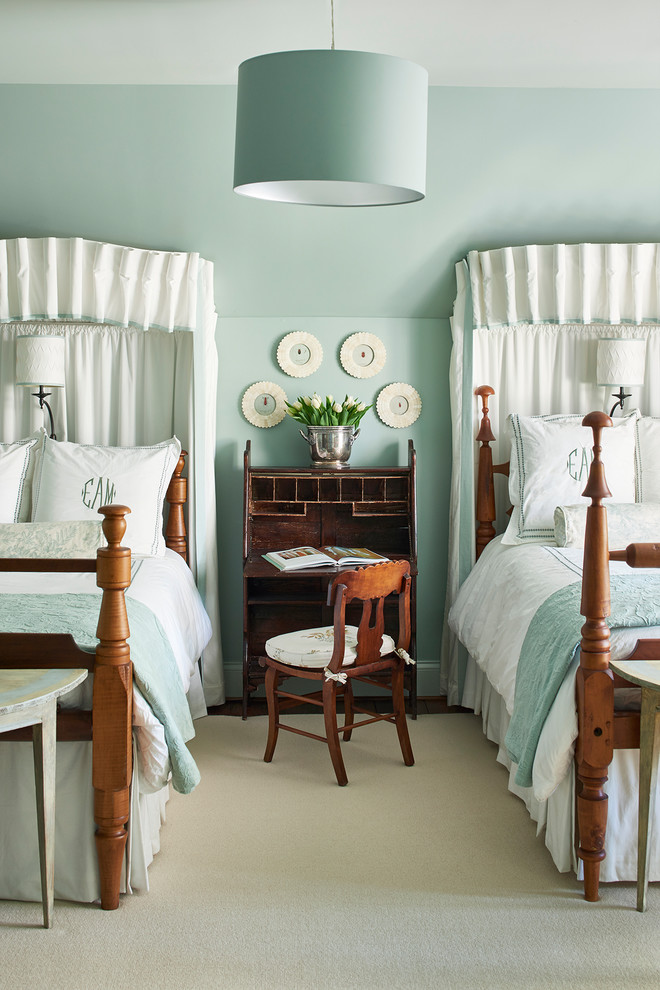 Modelo de dormitorio clásico con paredes azules, suelo de madera en tonos medios y suelo marrón