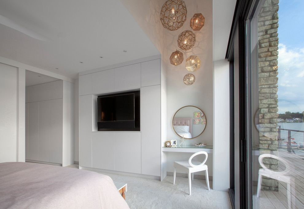 Ispirazione per una camera matrimoniale moderna di medie dimensioni con pareti bianche, moquette e pavimento bianco
