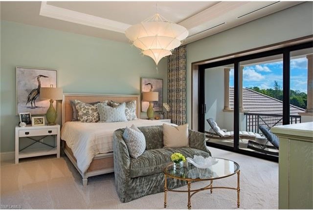 На фото: спальня среднего размера в стиле неоклассика (современная классика) с зелеными стенами и ковровым покрытием без камина