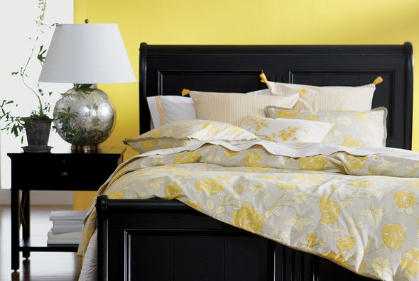 ソルトレイクシティにあるトラディショナルスタイルのおしゃれなロフト寝室 (黄色い壁、無垢フローリング)