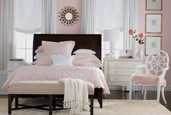 На фото: гостевая спальня среднего размера, (комната для гостей) в стиле неоклассика (современная классика) с розовыми стенами и паркетным полом среднего тона