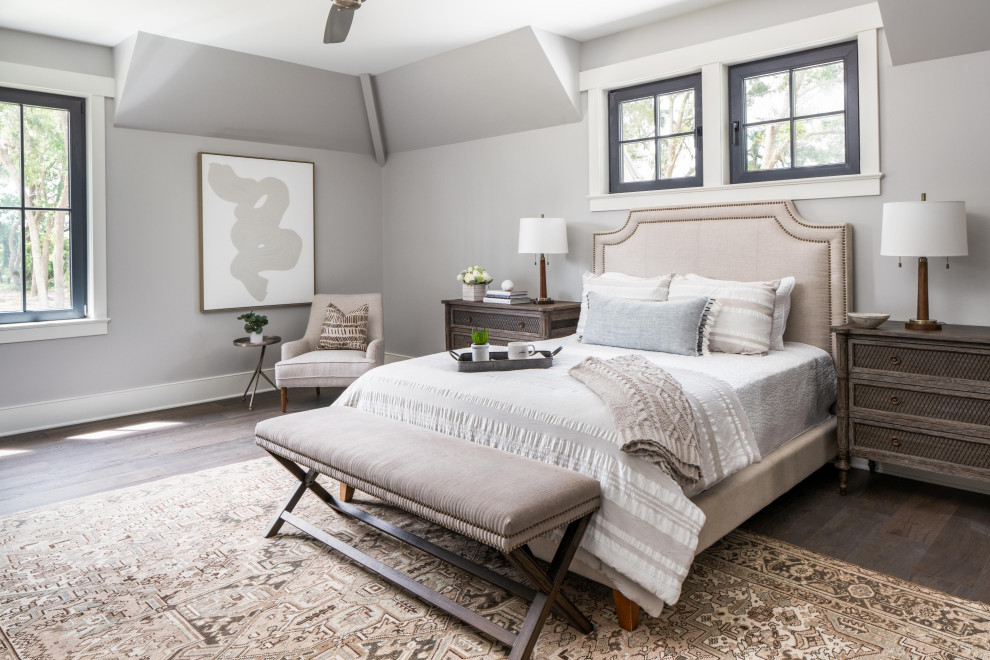 Maritimes Hauptschlafzimmer mit grauer Wandfarbe und dunklem Holzboden in Charleston