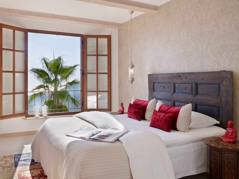 他の地域にある地中海スタイルのおしゃれな客用寝室