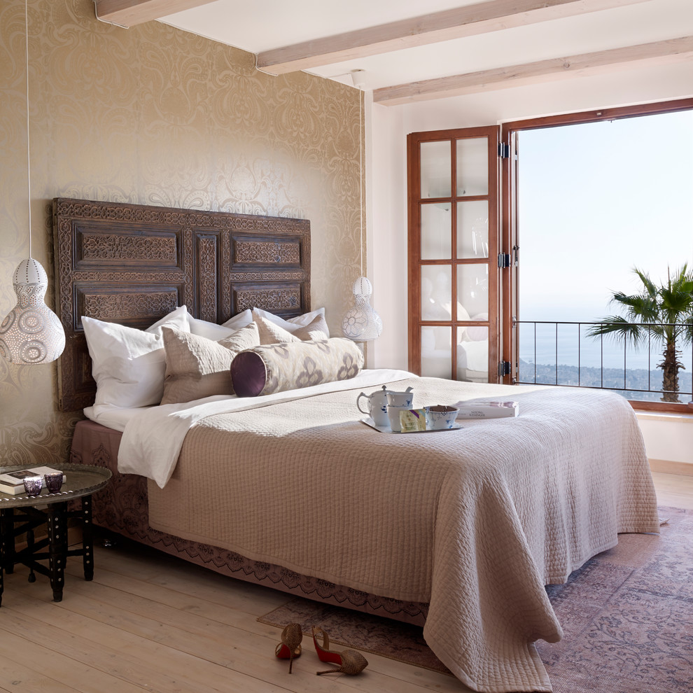 На фото: гостевая спальня (комната для гостей) в средиземноморском стиле с