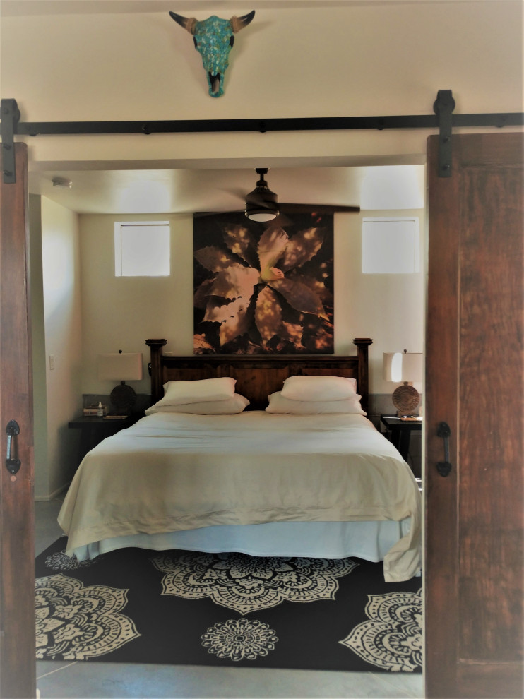 Kleines Mediterranes Hauptschlafzimmer mit weißer Wandfarbe, Betonboden und grauem Boden in Phoenix
