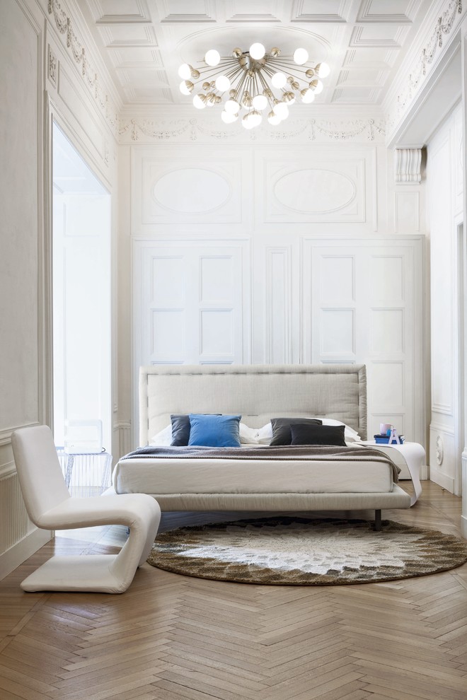 Diseño de habitación de invitados minimalista grande con paredes blancas, suelo de madera clara y suelo amarillo