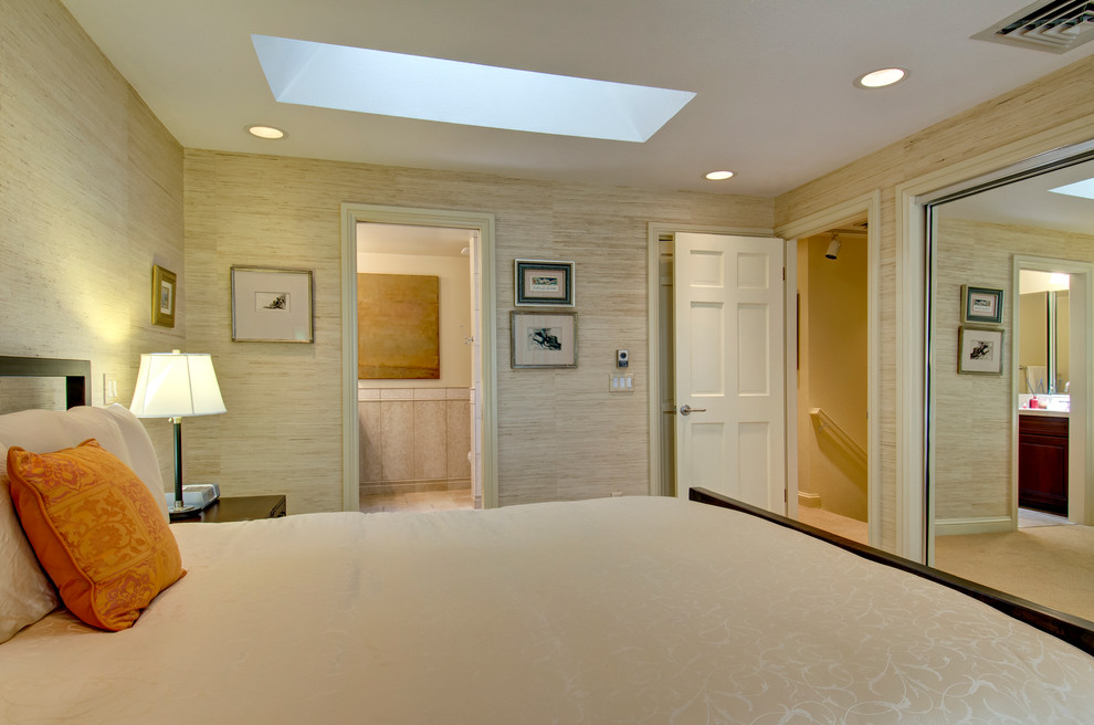 Идея дизайна: хозяйская спальня среднего размера в скандинавском стиле с разноцветными стенами, ковровым покрытием и бежевым полом