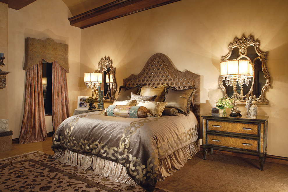 Foto de dormitorio principal mediterráneo extra grande sin chimenea con paredes beige y moqueta