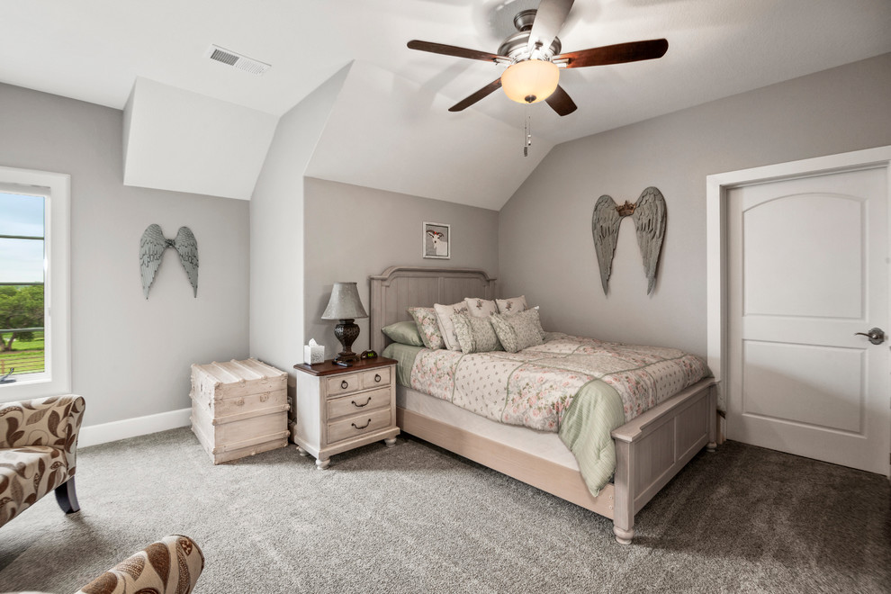 Imagen de habitación de invitados romántica grande sin chimenea con paredes grises, moqueta y suelo beige