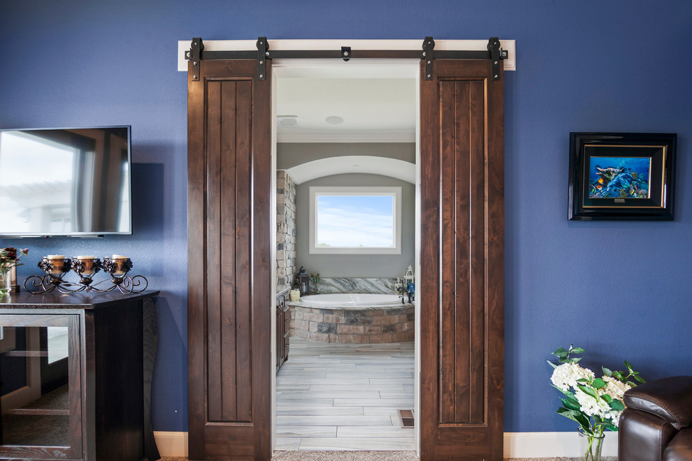 На фото: большая хозяйская спальня в стиле кантри с синими стенами, ковровым покрытием и бежевым полом без камина с