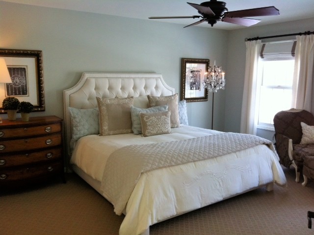 Источник вдохновения для домашнего уюта: спальня среднего размера в стиле неоклассика (современная классика) с серыми стенами и ковровым покрытием