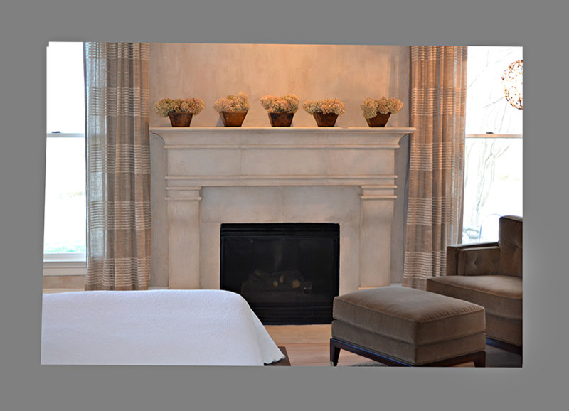 Großes Klassisches Hauptschlafzimmer mit beiger Wandfarbe, hellem Holzboden, Kamin, Kaminumrandung aus Stein und beigem Boden in Washington, D.C.