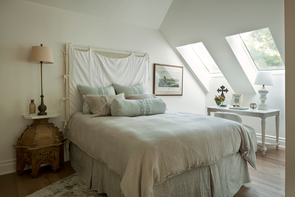 Imagen de dormitorio mediterráneo con paredes blancas, suelo de madera en tonos medios y suelo marrón