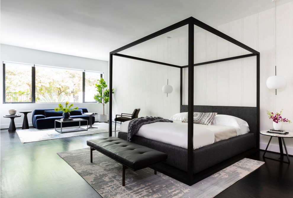 ヒューストンにあるコンテンポラリースタイルのおしゃれな寝室 (白い壁、濃色無垢フローリング、黒い床) のインテリア