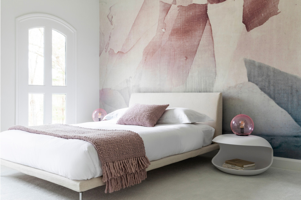 На фото: спальня в современном стиле с разноцветными стенами, ковровым покрытием, серым полом и акцентной стеной