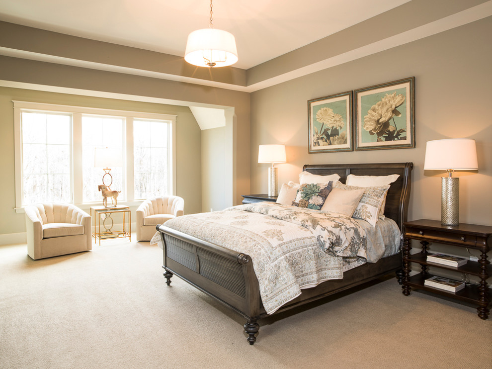 На фото: большая хозяйская спальня в стиле неоклассика (современная классика) с серыми стенами и ковровым покрытием