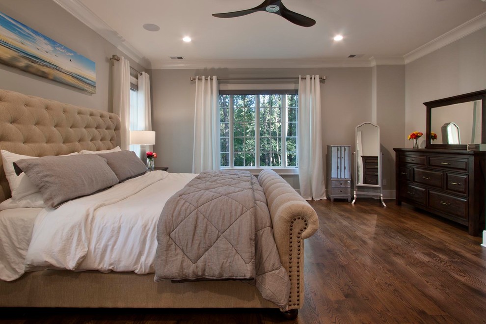 Свежая идея для дизайна: большая хозяйская спальня в стиле неоклассика (современная классика) с серыми стенами, паркетным полом среднего тона и коричневым полом без камина - отличное фото интерьера
