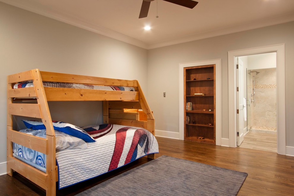 Exemple d'une grande chambre d'amis chic avec un mur gris, un sol en bois brun, aucune cheminée et un sol marron.