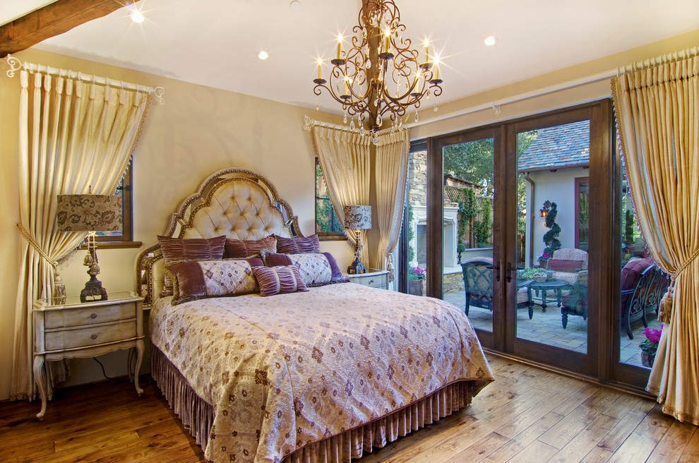 Modelo de habitación de invitados clásica de tamaño medio sin chimenea con paredes beige y suelo de madera en tonos medios
