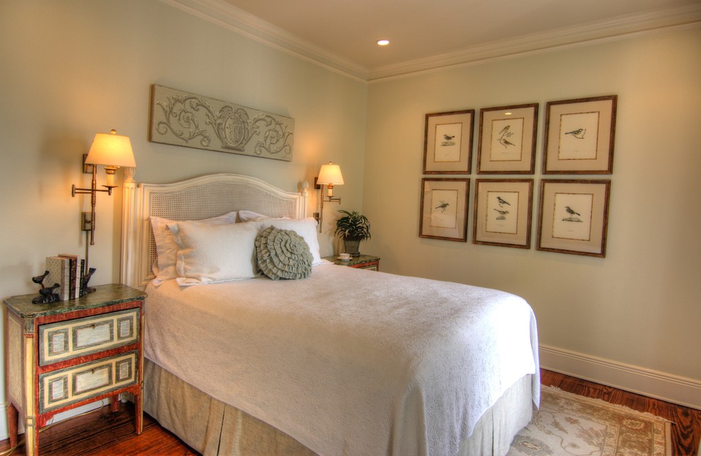 Großes Klassisches Gästezimmer ohne Kamin mit braunem Holzboden, braunem Boden und grüner Wandfarbe in New Orleans