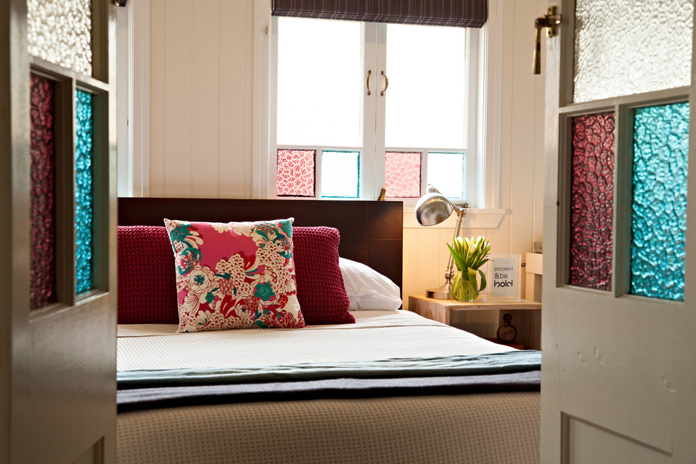 Inspiration för ett mellanstort vintage sovrum, med beige väggar