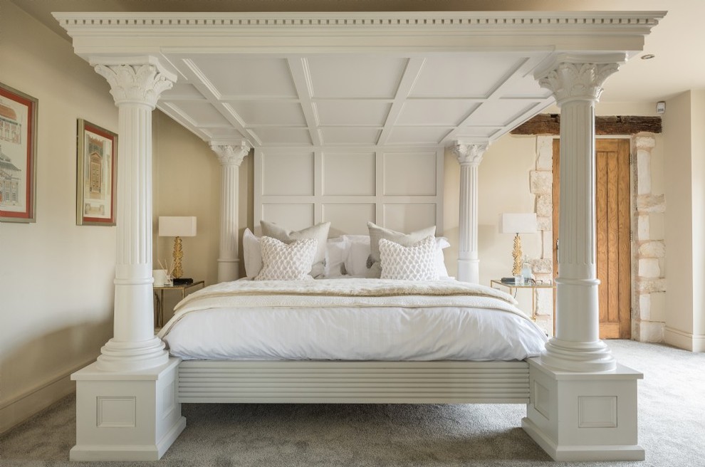 グロスタシャーにある中くらいなトランジショナルスタイルのおしゃれな寝室 (ベージュの壁、カーペット敷き、グレーの床)