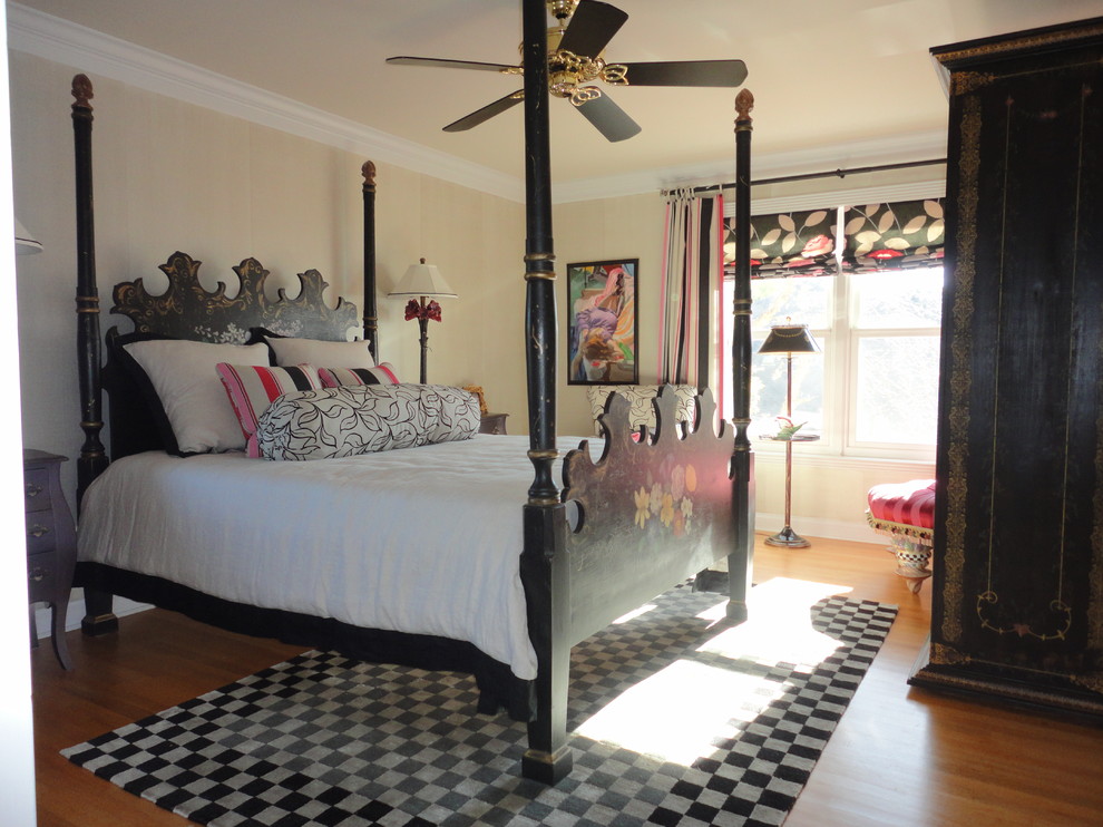 Modelo de dormitorio principal bohemio extra grande con paredes beige y suelo de madera en tonos medios