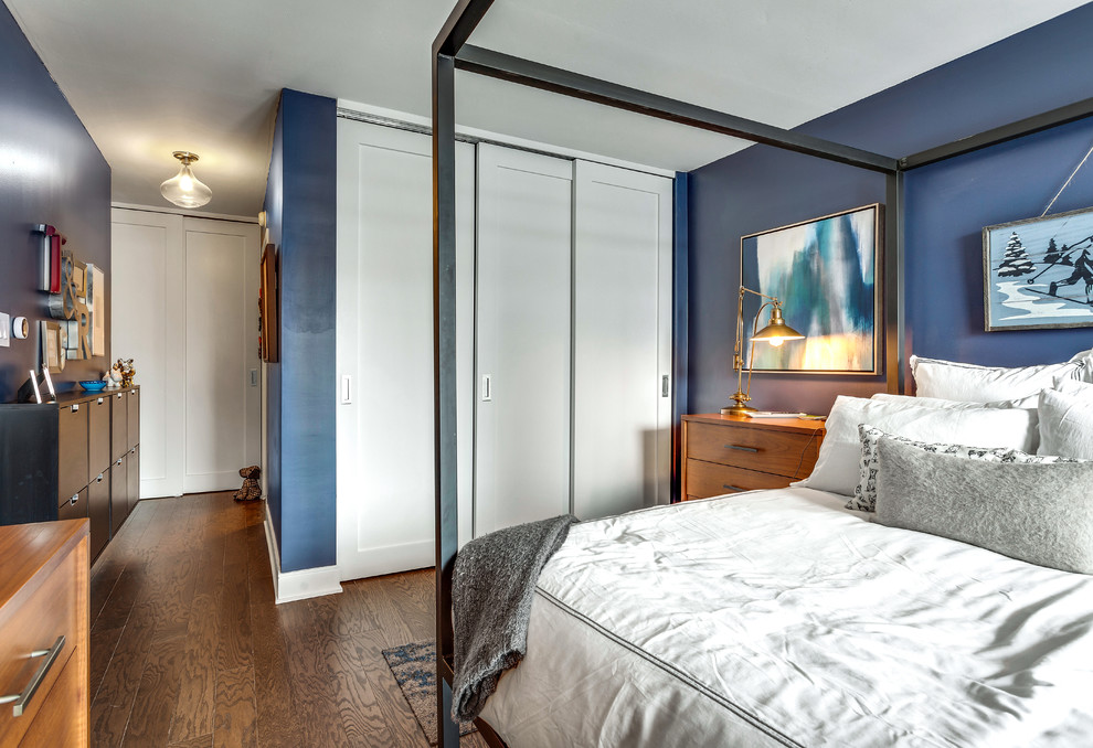 Идея дизайна: хозяйская спальня среднего размера в современном стиле с коричневыми стенами и паркетным полом среднего тона без камина