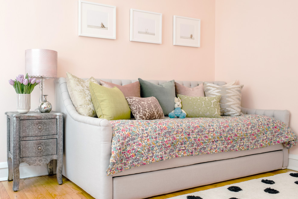 Diseño de dormitorio tradicional renovado de tamaño medio con paredes rosas, suelo de madera clara y suelo beige