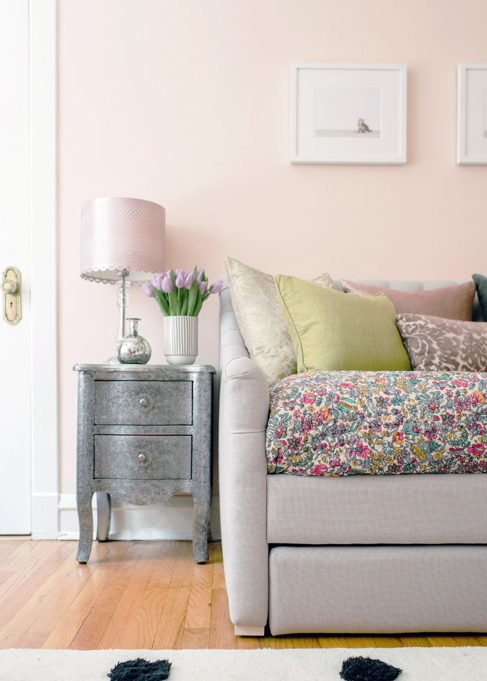 Idéer för ett mellanstort klassiskt sovrum, med rosa väggar, ljust trägolv och beiget golv