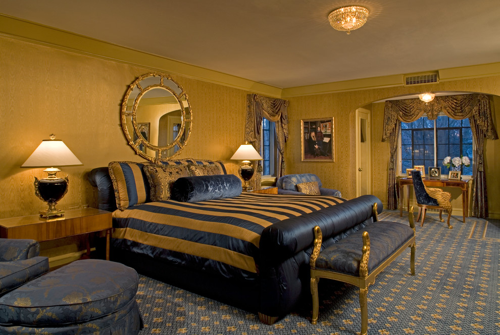 Пример оригинального дизайна: большая хозяйская спальня в классическом стиле с желтыми стенами, ковровым покрытием и синим полом без камина
