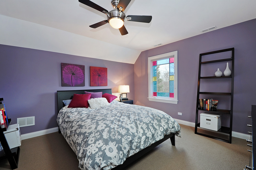 На фото: гостевая спальня среднего размера, (комната для гостей) в современном стиле с фиолетовыми стенами и ковровым покрытием с