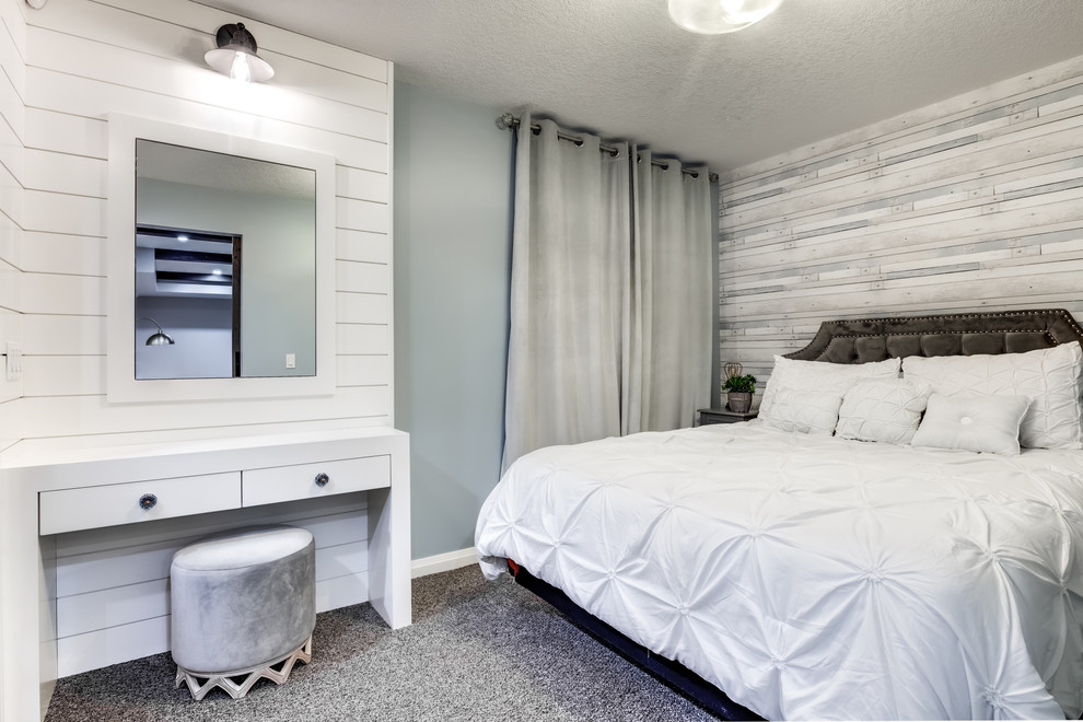 Modelo de habitación de invitados actual de tamaño medio con paredes azules, moqueta y suelo gris