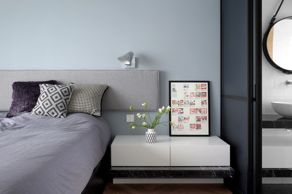 Пример оригинального дизайна: хозяйская спальня в современном стиле с синими стенами без камина
