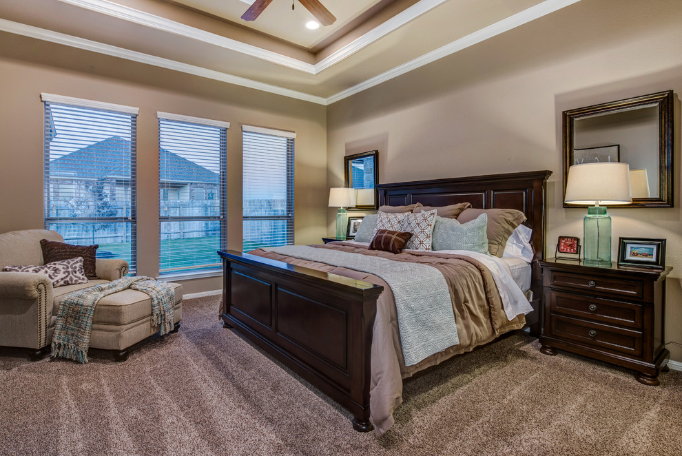 На фото: хозяйская спальня среднего размера в стиле неоклассика (современная классика) с бежевыми стенами и ковровым покрытием без камина