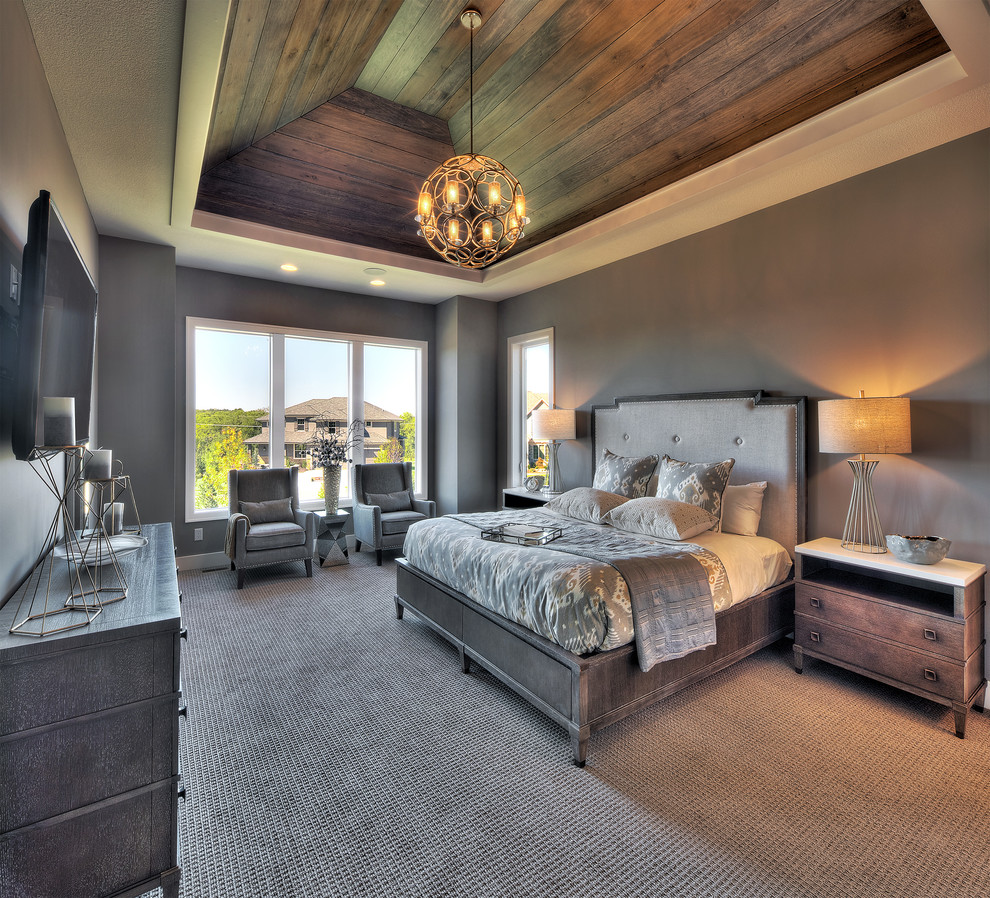 Идея дизайна: спальня в стиле неоклассика (современная классика) с серыми стенами, ковровым покрытием и бежевым полом