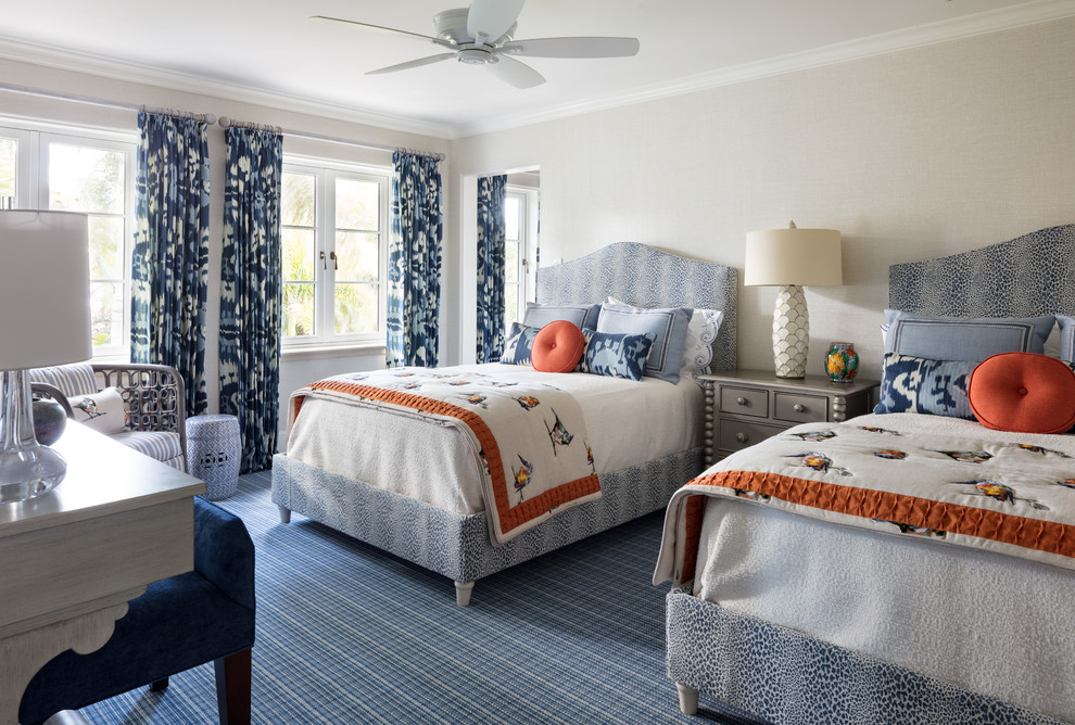 Идея дизайна: гостевая спальня (комната для гостей) в средиземноморском стиле с бежевыми стенами, ковровым покрытием, синим полом и синими шторами