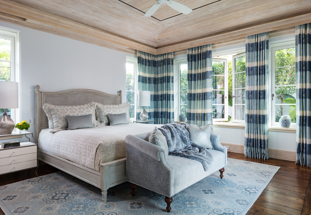 マイアミにある地中海スタイルのおしゃれな寝室 (グレーの壁、濃色無垢フローリング、茶色い床、グレーとブラウン) のインテリア