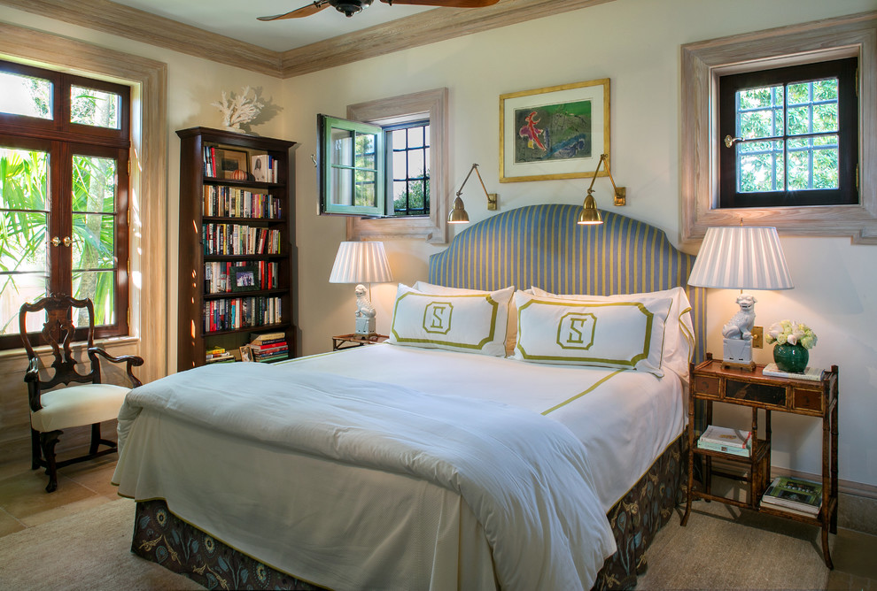マイアミにある中くらいな地中海スタイルのおしゃれな客用寝室 (白い壁、トラバーチンの床、暖炉なし、ベージュの床) のレイアウト
