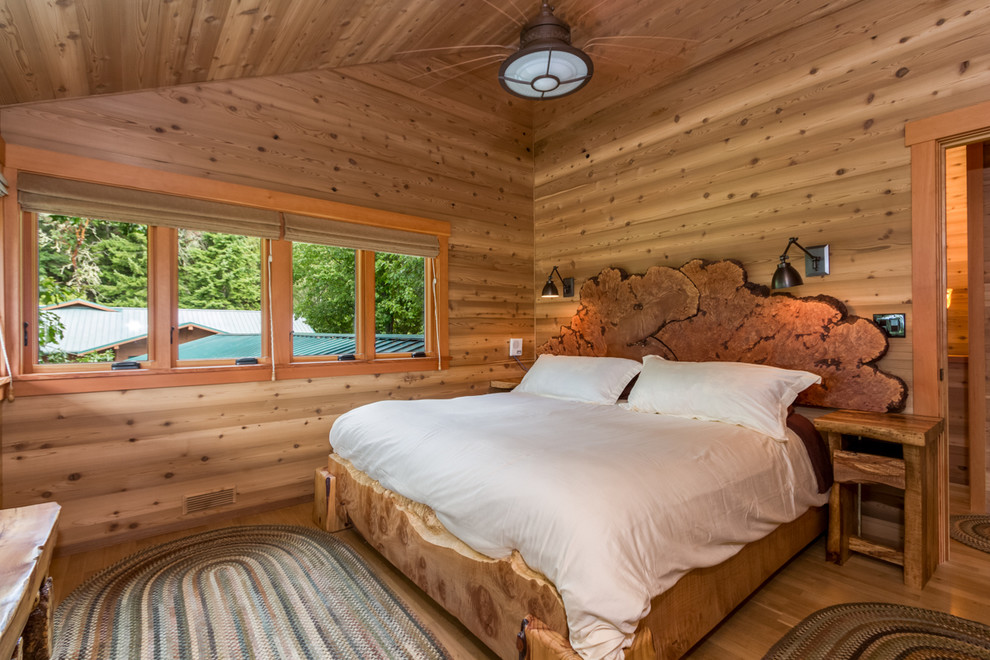 Exempel på ett mellanstort rustikt sovrum, med mellanmörkt trägolv