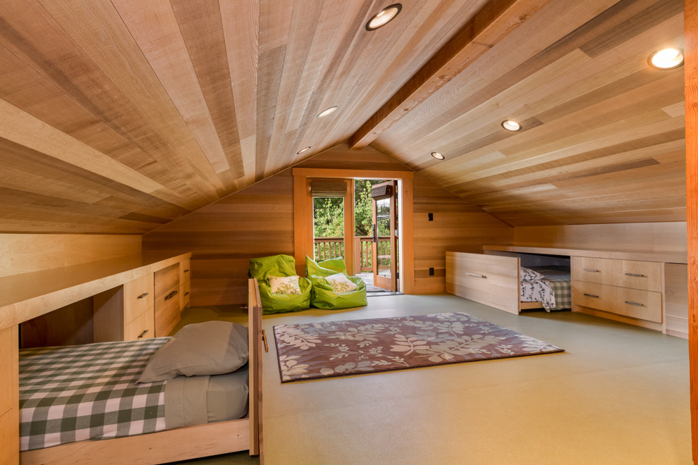 シアトルにある巨大なラスティックスタイルのおしゃれな客用寝室 (コルクフローリング) のインテリア