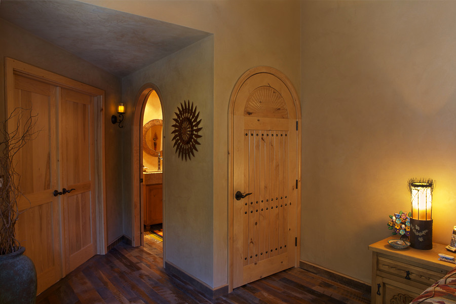 Diseño de habitación de invitados rural grande con paredes beige y suelo de madera oscura
