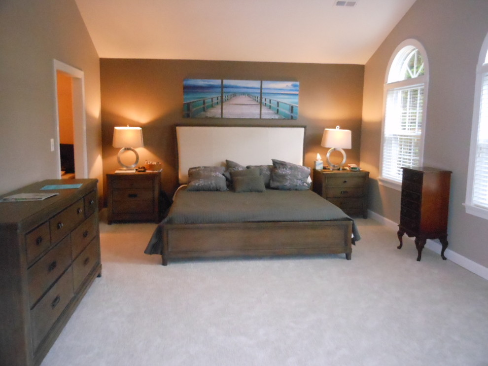 ワシントンD.C.にある広いコンテンポラリースタイルのおしゃれな主寝室 (グレーの壁、カーペット敷き、グレーの床) のレイアウト