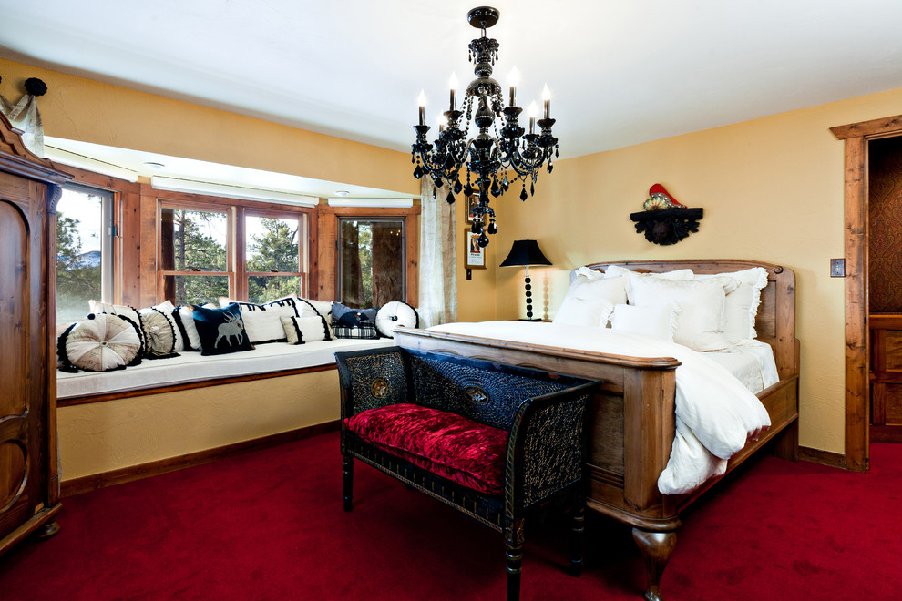 Idee per una camera da letto rustica con pareti gialle, moquette e pavimento rosso
