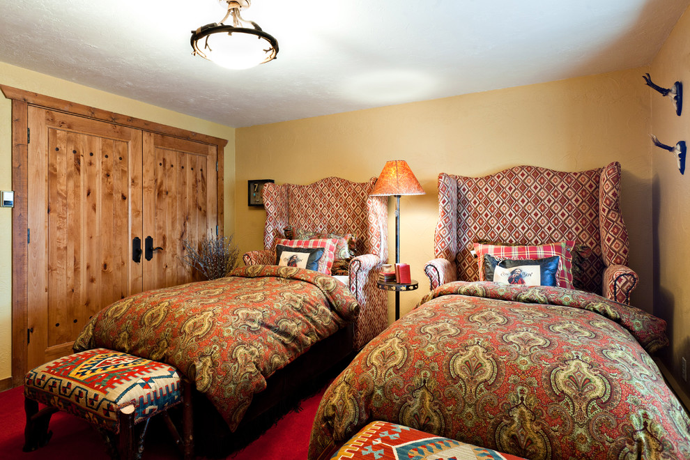 Стильный дизайн: гостевая спальня (комната для гостей) в стиле рустика с желтыми стенами - последний тренд