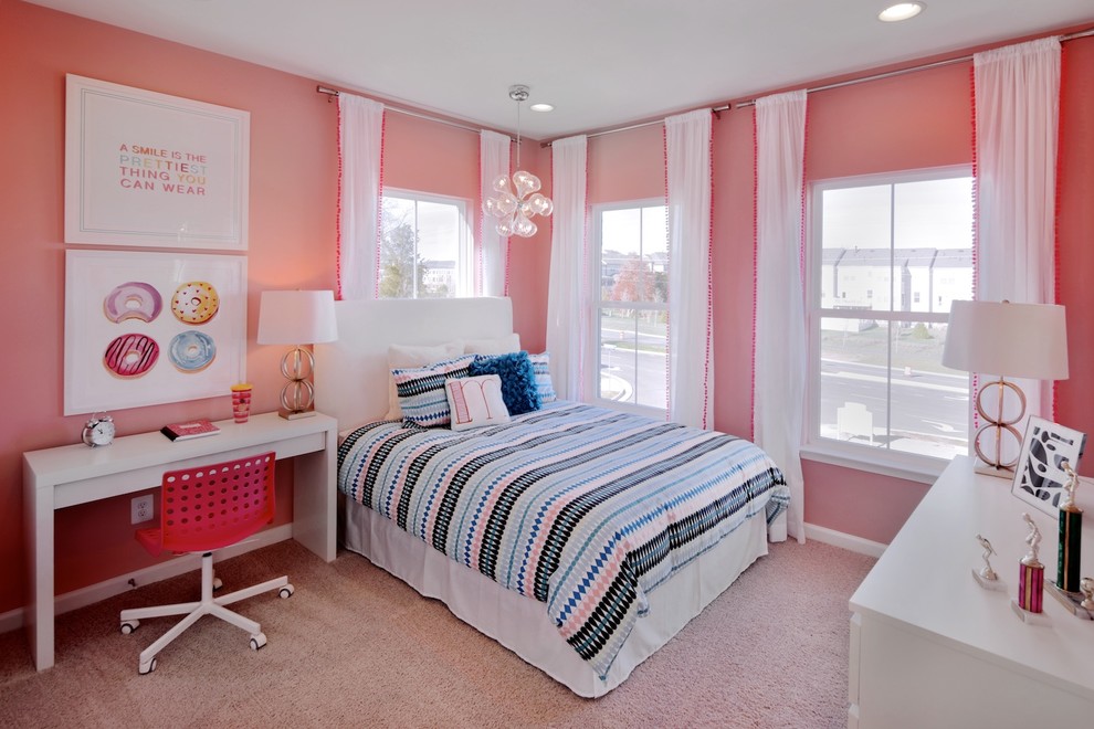 Imagen de dormitorio contemporáneo con paredes rosas y moqueta