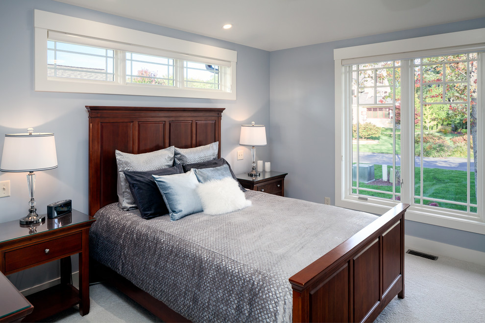 Ejemplo de dormitorio principal minimalista de tamaño medio con paredes azules, moqueta y suelo beige
