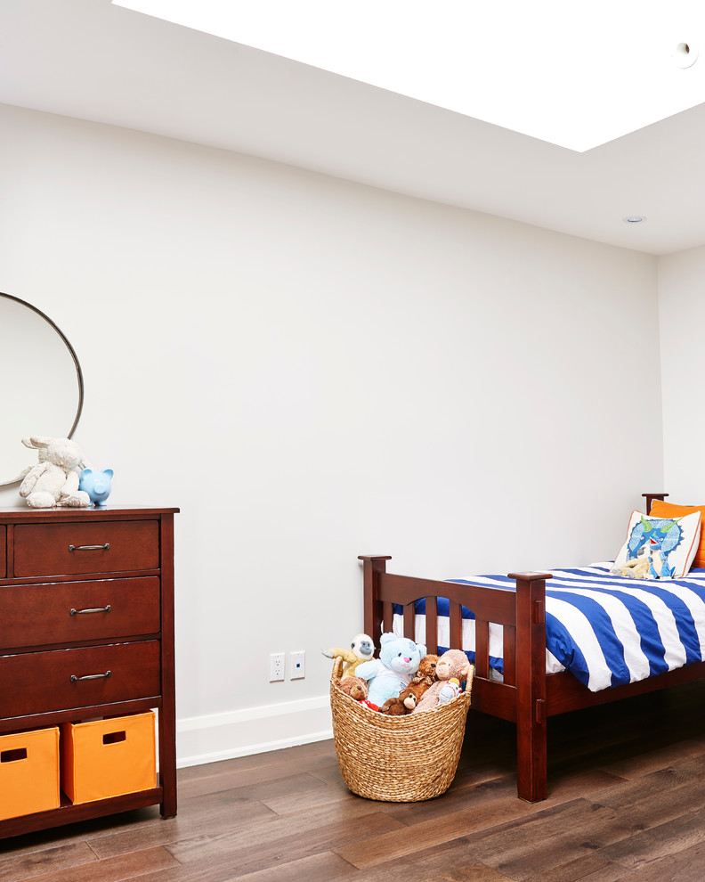 Ejemplo de habitación de invitados clásica renovada de tamaño medio con paredes azules y suelo de madera en tonos medios