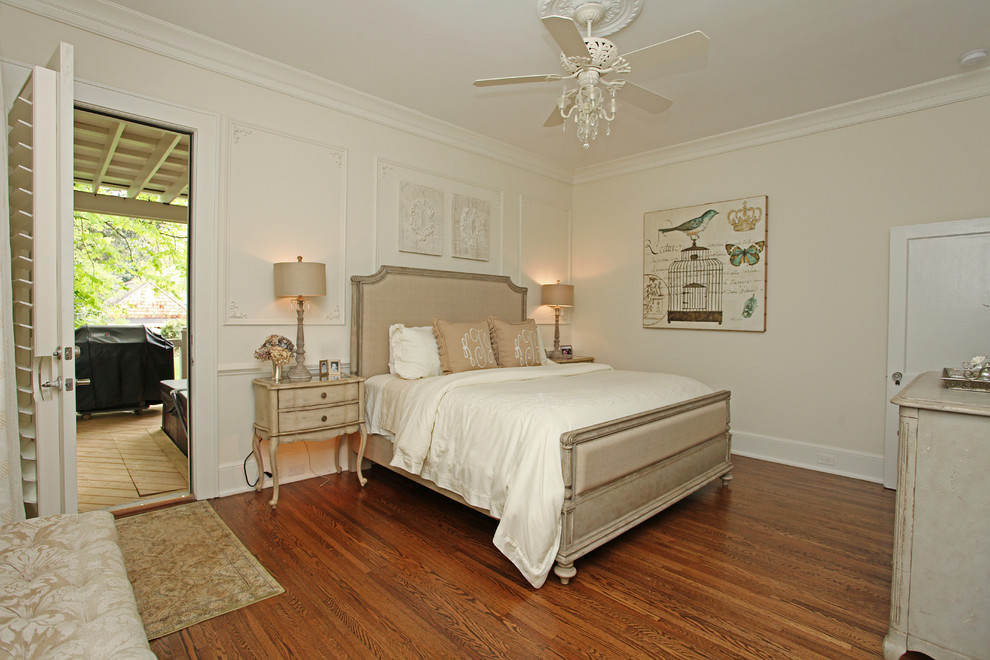 Diseño de dormitorio principal clásico con paredes beige y suelo de madera oscura
